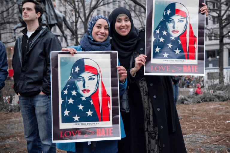 Mujeres islámicas con carteles para luchar contra la xenofobia