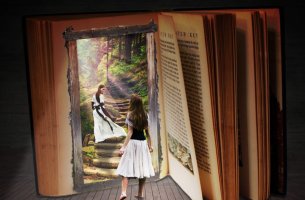 Niña abriendo un libro