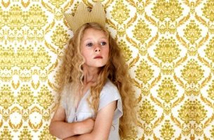 Niña con corona como ejemplo de pequeños narcisistas