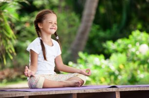 Niña haciendo mindfulness
