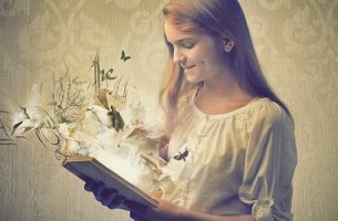 Niña leyendo un libro pensando en que los libros son espejos