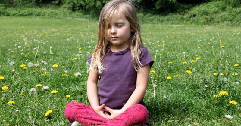 Nila meditando