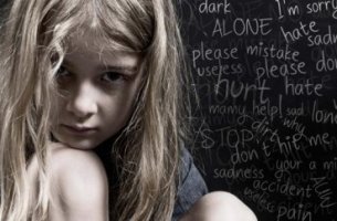 Niña rodeada de palabras agresivas