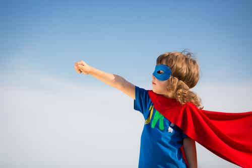 Niña haciendo de superhéroe como representación del mindfulness para niños