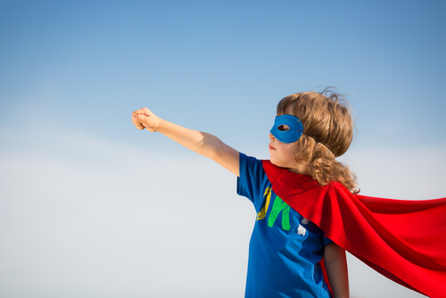 Niña haciendo de superhéroe como representación del mindfulness para niños