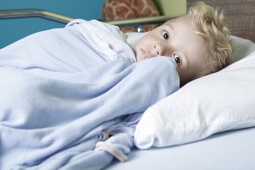 Niño con cáncer en la cama del hospital