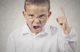 Niño gritando