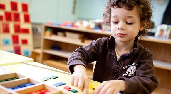 Niño trabajando en aula