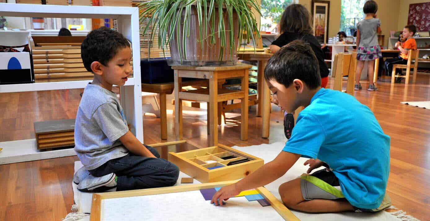 Niños en el aula trabajando según el método Montessori en la actualidad