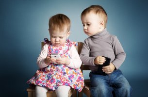Niños pequeños con móviles