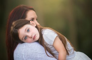 niña sobre el hombro de su madre que representa el acto de educar sin gritos