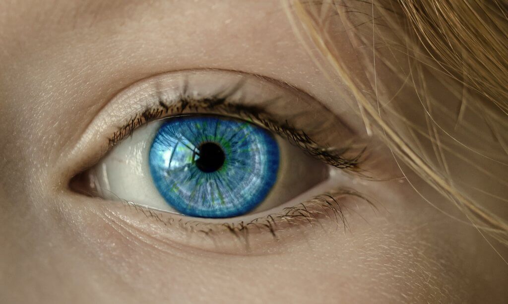 Ojo azul con pupila contraída