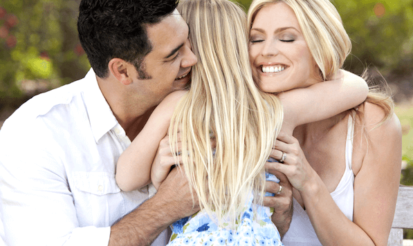 papás abrazando a su hija representado a los padres de los pequeños narcisistas