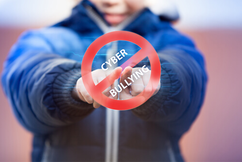 Palabra cyberbullying tachada