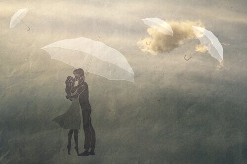 Pareja besándose bajo un paraguas