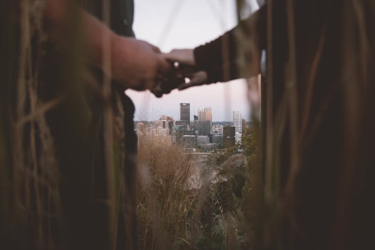 Pareja cogida de la mano