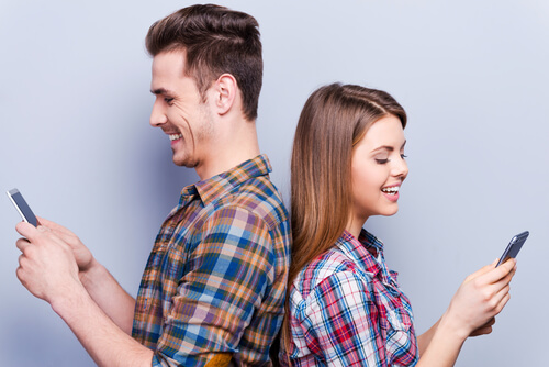 Pareja dándose la espalda por el phubbing