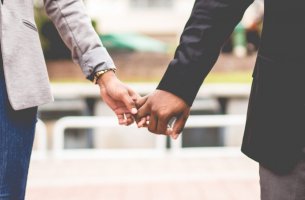 Pareja agarrada de la mano