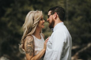 Hombre con estigmatofilia mirando a su chica con tatuajes