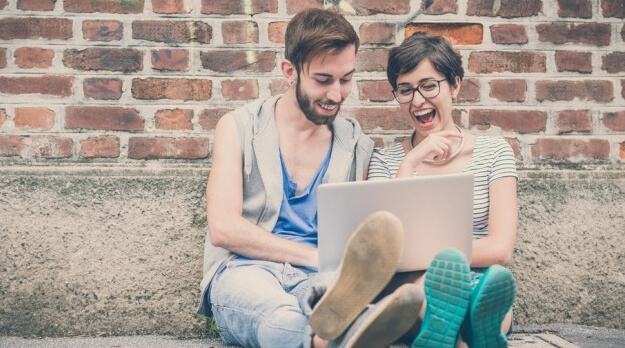 pareja riéndose representando el sexo entre amigos
