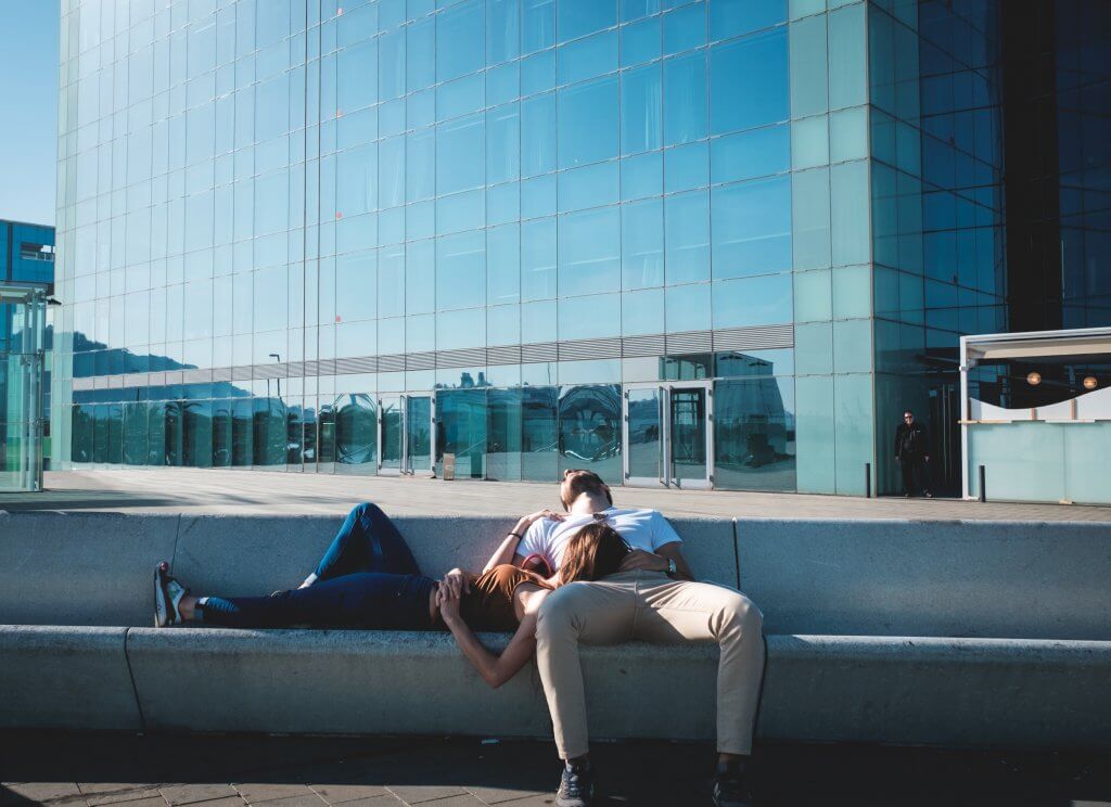 Pareja sentada sobre unas escaleras como ejemplo de relaciones de pareja equilibradas