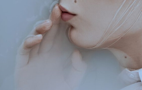 perfil femenino en el agua representando a las personas autodestructivas