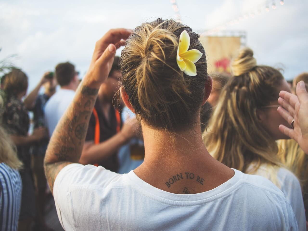 Mujer con un tatuaje en su espalda