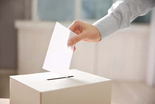 Persona metiendo su voto en una urna