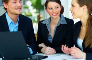 tres personas comunicándose que buscan decir la verdad