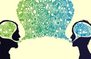 Personas comunicándose representando la importancia de expresarte