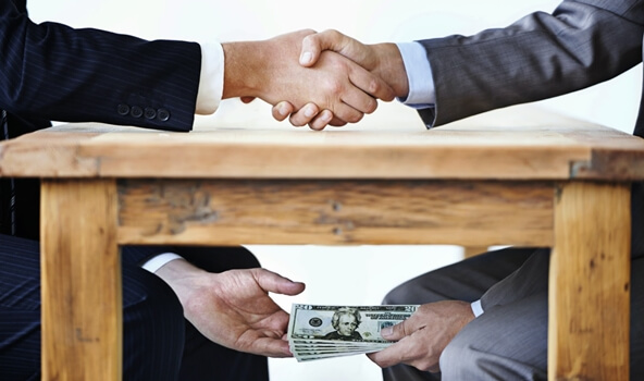 personas practicando la corrupción