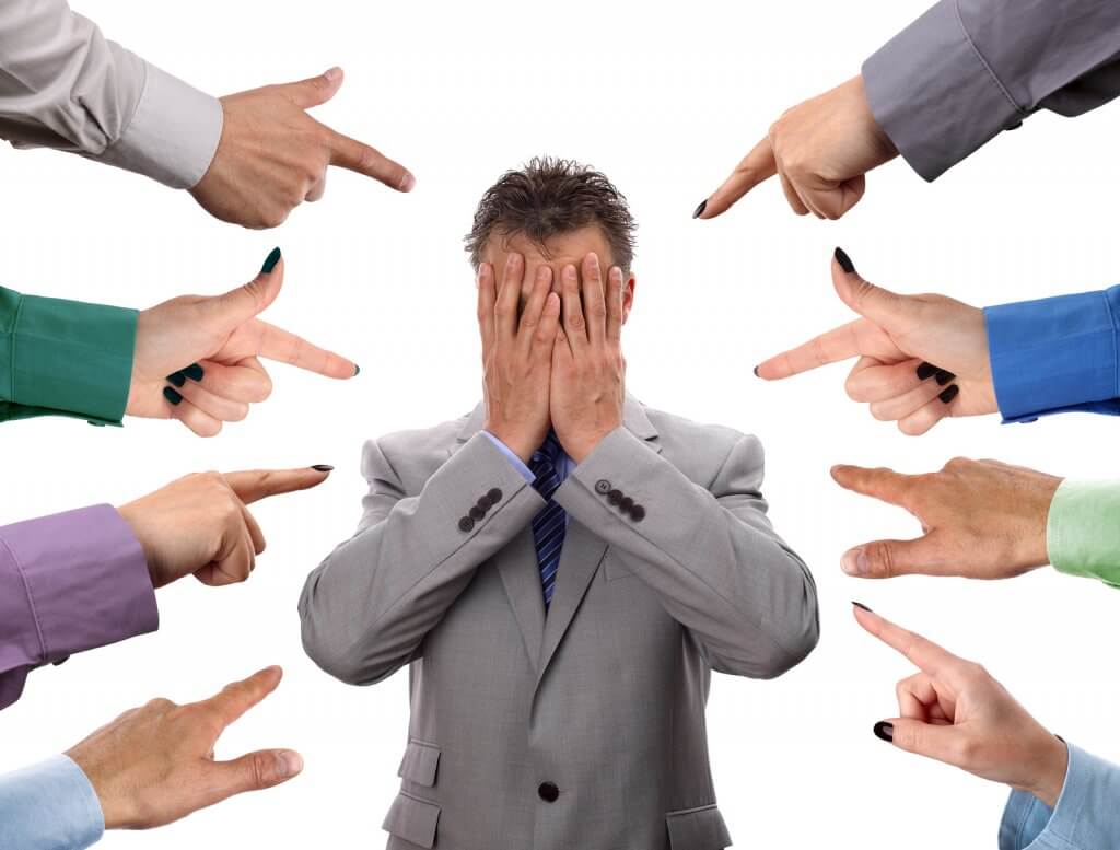 Personas señalando a otra como culpable