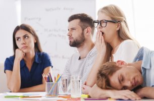 Grupo de trabajadores que sufren presentismo laboral