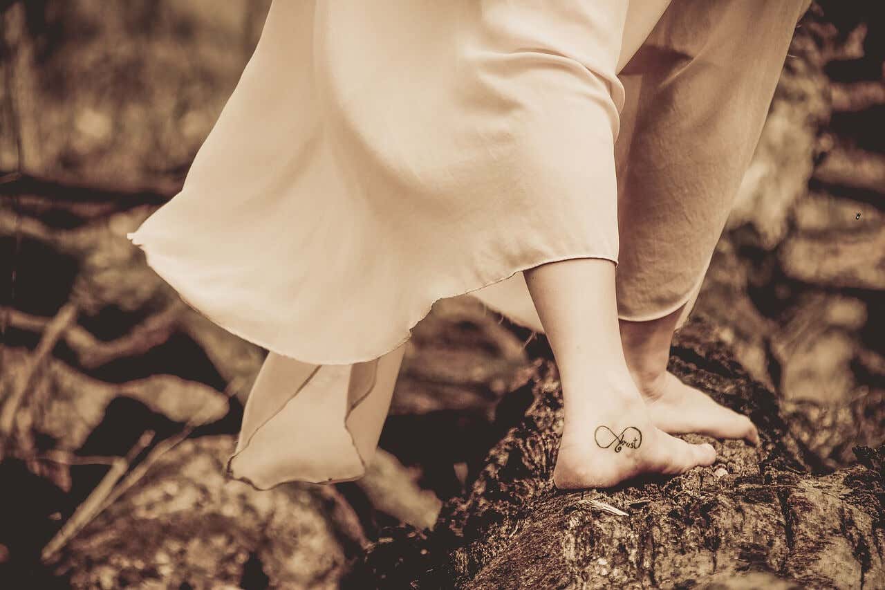 Mujer con tatuaje en el pie