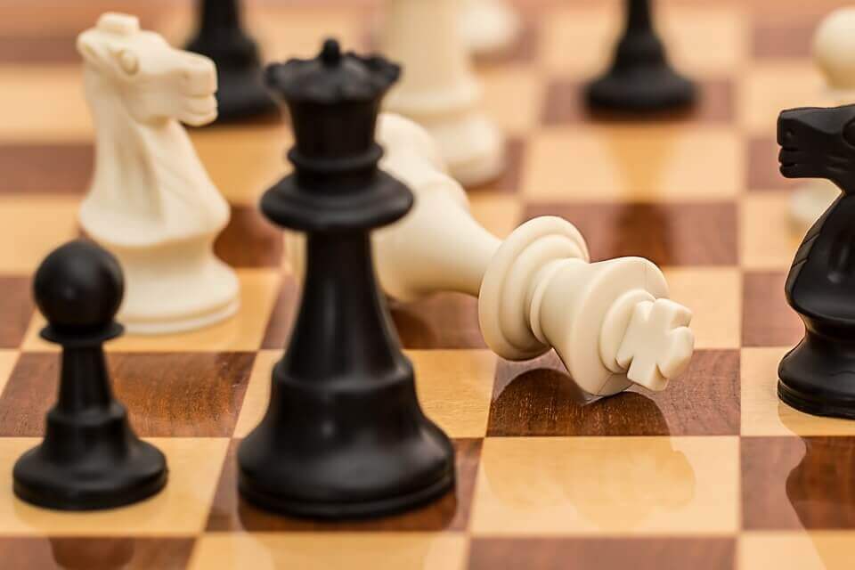 Piezas de ajedrez como ejemplo de poder social