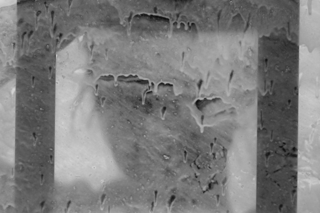 mujer tras un cristal manchado