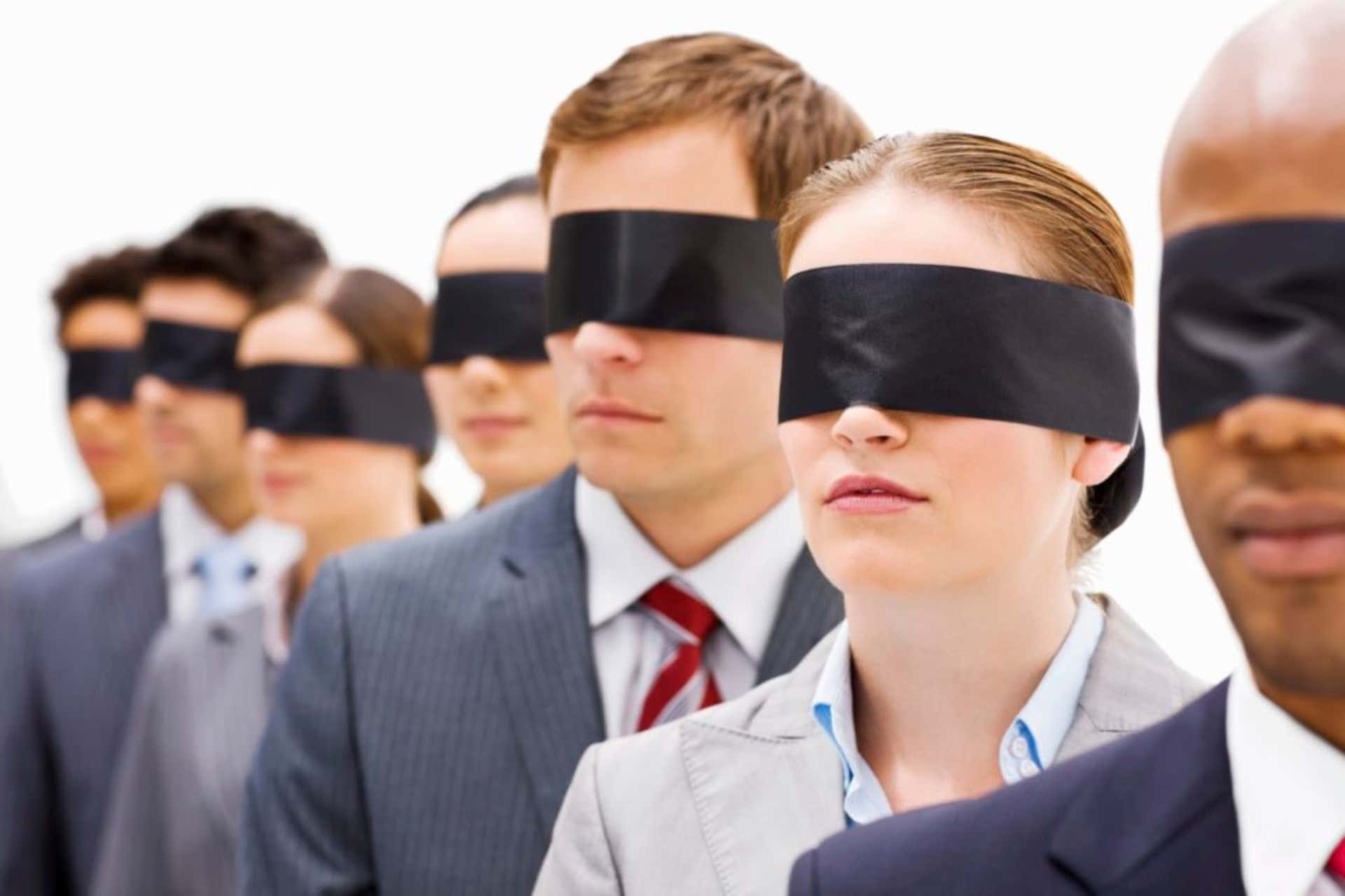 personas con ojos tapados simbolizando el Ensayo sobre la ceguera de José Saramago 