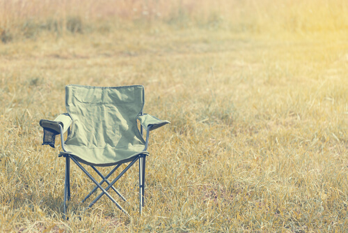 Silla en mitad del campo