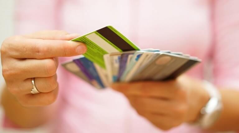 Mulher com cartões de crédito