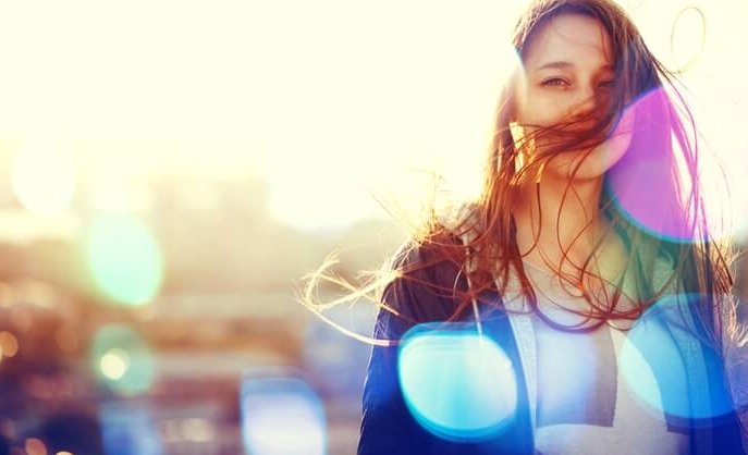 mujer feliz por recibir terapias psicológicas