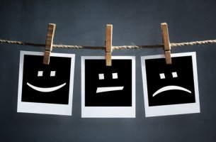 Tres caras dibujadas que representan los cambios de humor