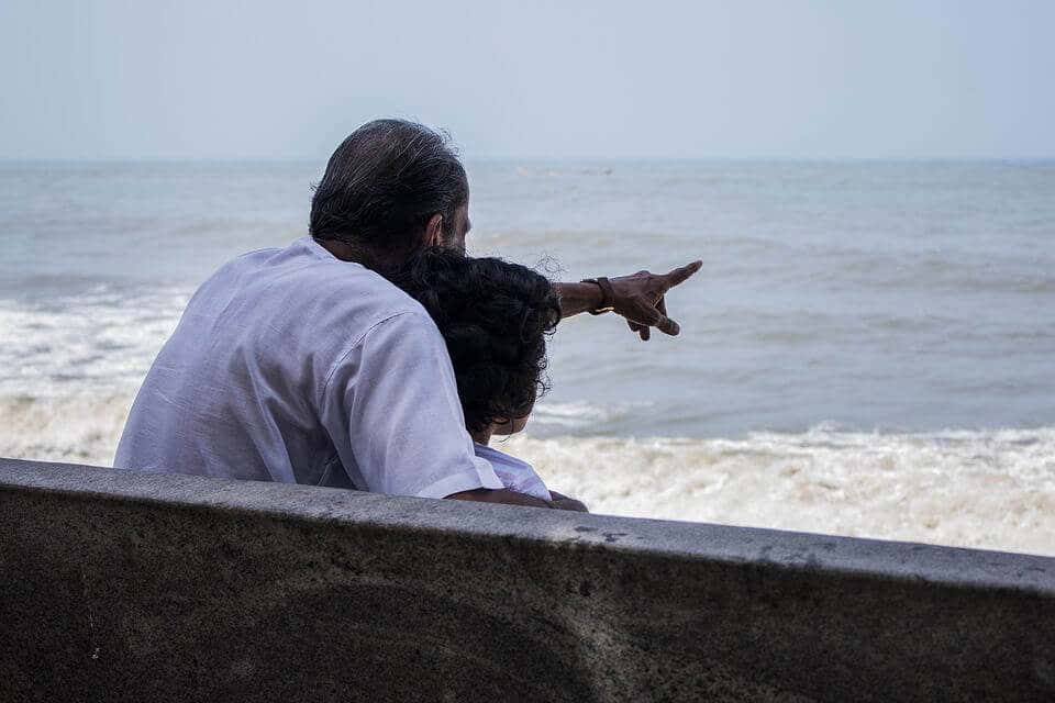 Abuelo haciendo partícipe a su nieto de la memoria colectiva