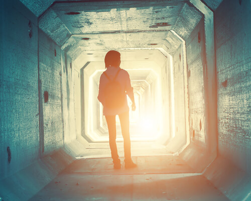 Chica adolescente en un túnel