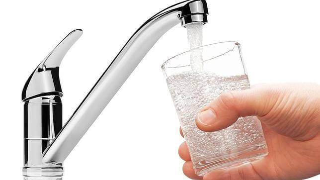agua del grifo con flúor que afecta a la salud cerebral