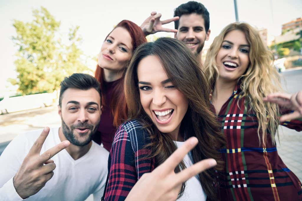 Grupo de amigos haciéndose un selfie