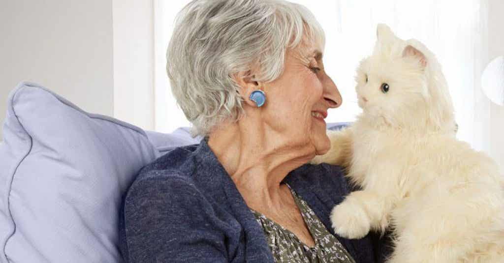 Anciana haciendo gatoterapia