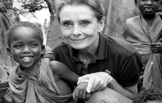 labor humanitaria que recoge las frases de Audrey Hepburn