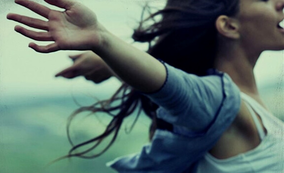 chica con los brazos abiertos representando a las personas autorrealizadas