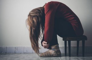 Chica con problema de adicción a sustancias