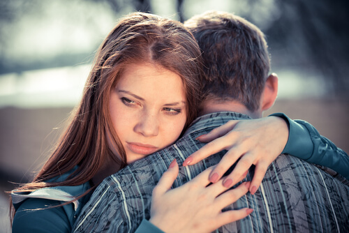 Chica con trastorno pasivo agresivo abrazando a su pareja